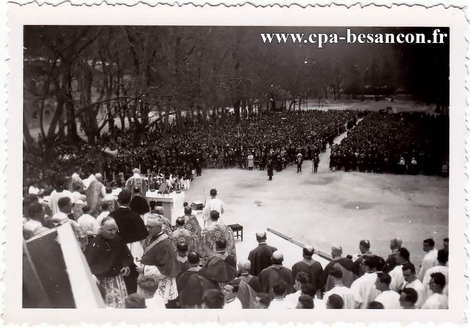 BESANÇON - Chamars - Meeting de la jeunesse catholique du diocèse de Besançon - Lundi de Pâques - 7 avril 1947 - La foule vue du haut du podium.